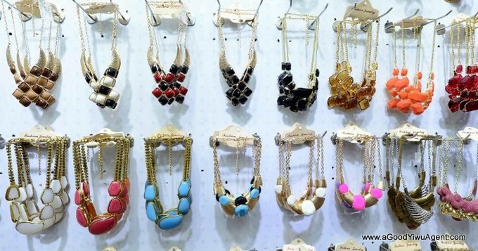 Fashion jewelry wholesale in Yiwu China. 2,000+ showrooms. MOQ 5 dz ...
